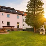 Gaestehaus Am Suedpark Мерзебург